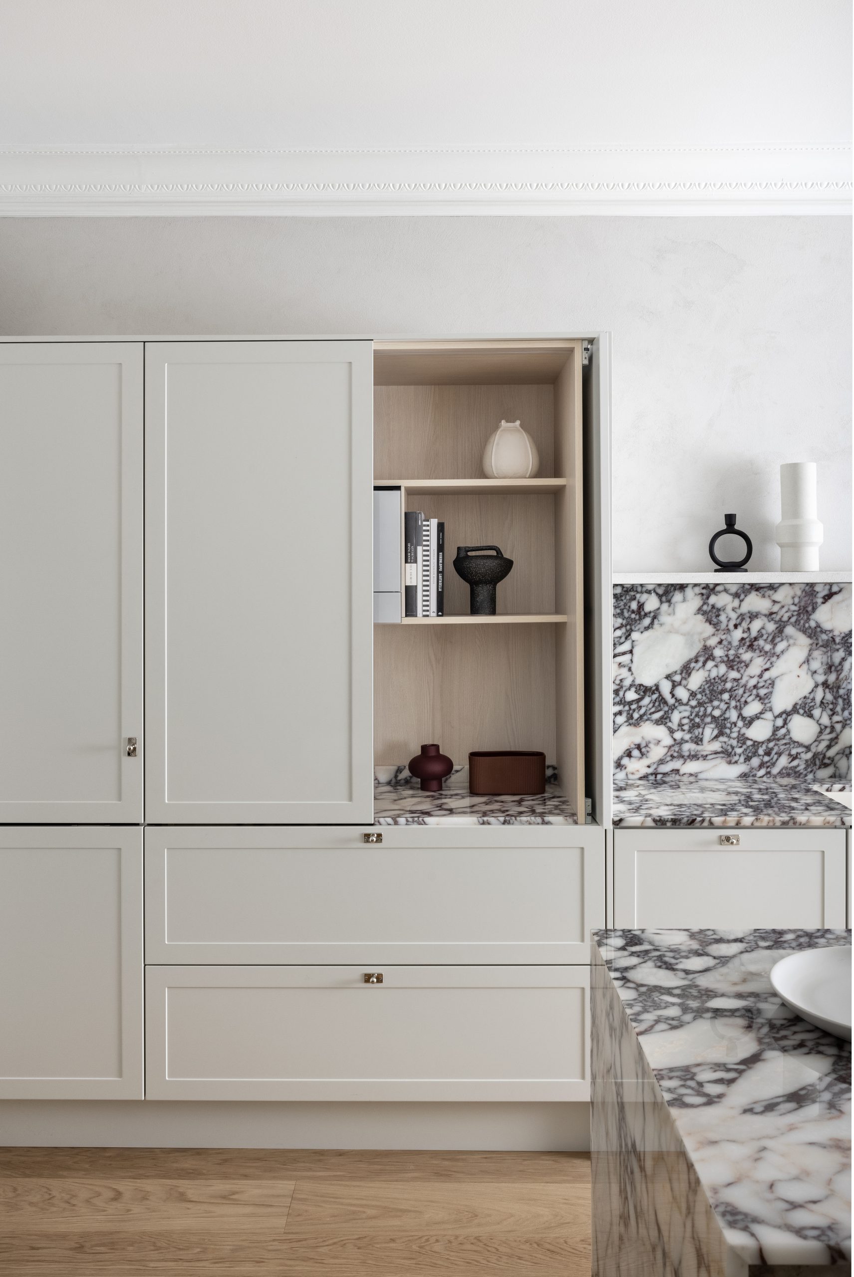Blaun Helsingin Töölössä sijaitsevan keittiömyymälän esittely keittiö Calacatta Viola marmorilla ja tammi aamiaskaapilla.