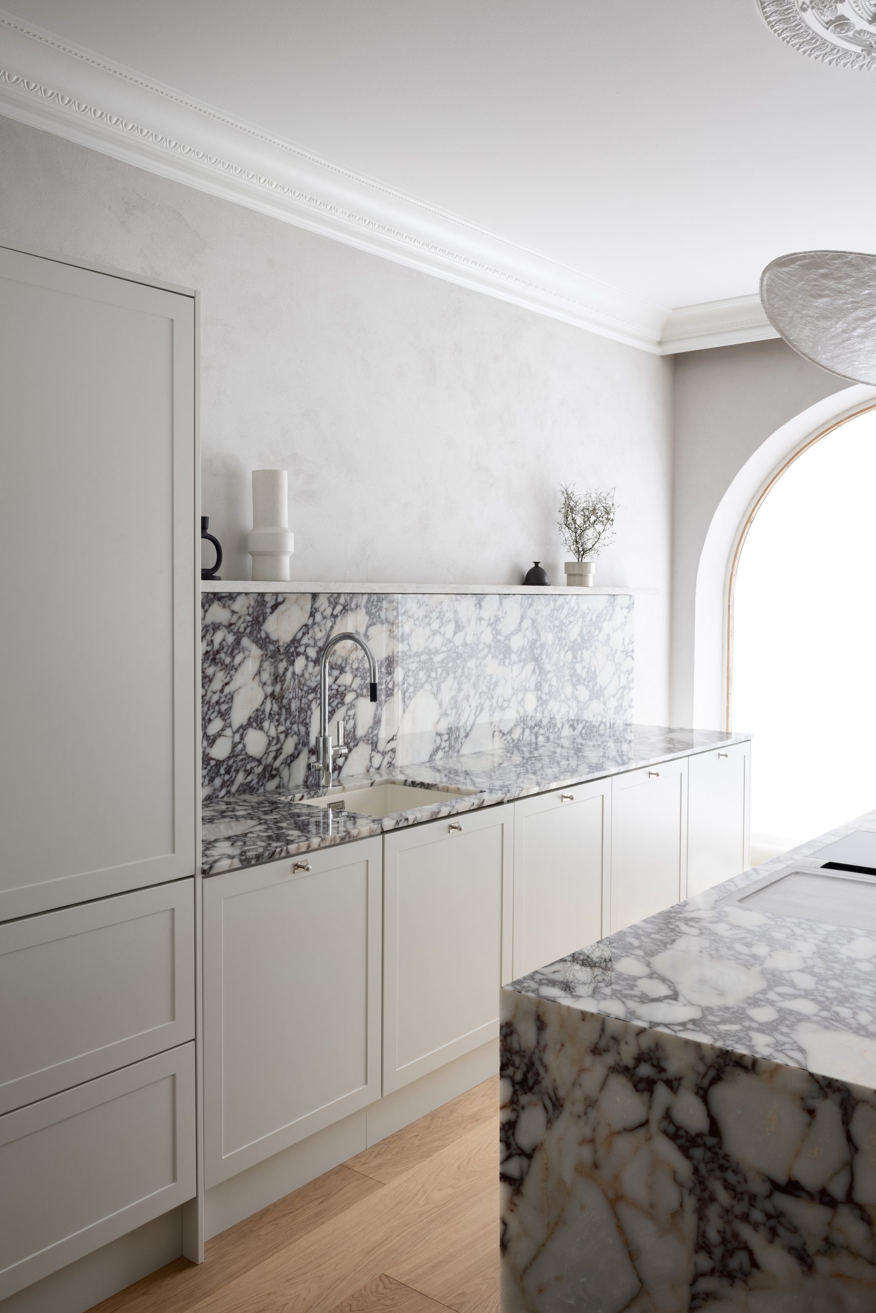 Blaun Helsingin Töölössä sijaitsevan keittiömyymälän esittely keittiö Calacatta Viola marmorilla.