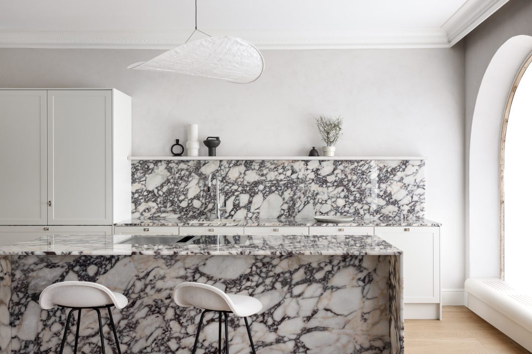 Blaun Helsingin Töölössä sijaitsevan keittiömyymälän esittely keittiö Calacatta Viola marmorilla.