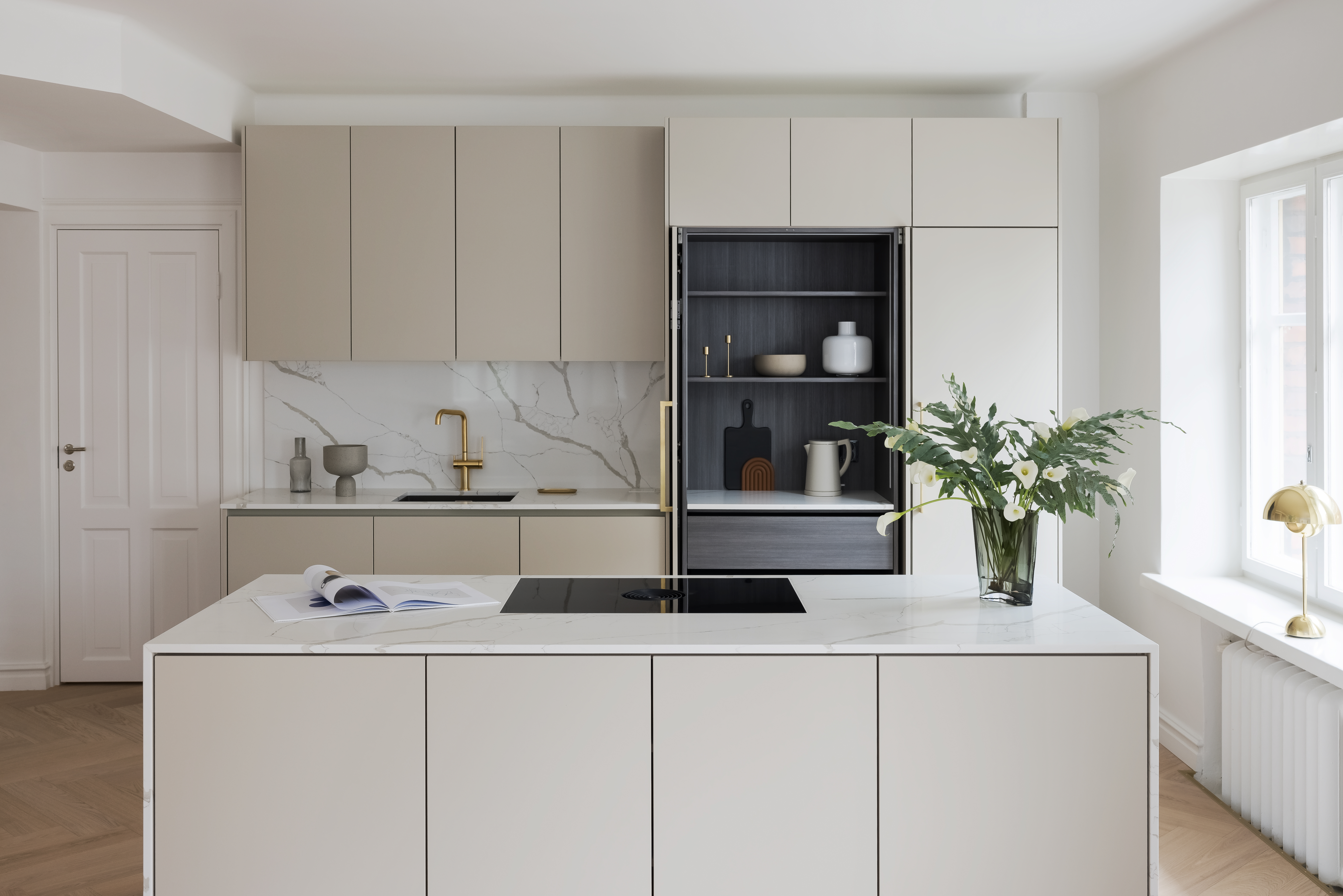 Blau maalattu hiekan sävyinen keittiö kvartsi tasolla