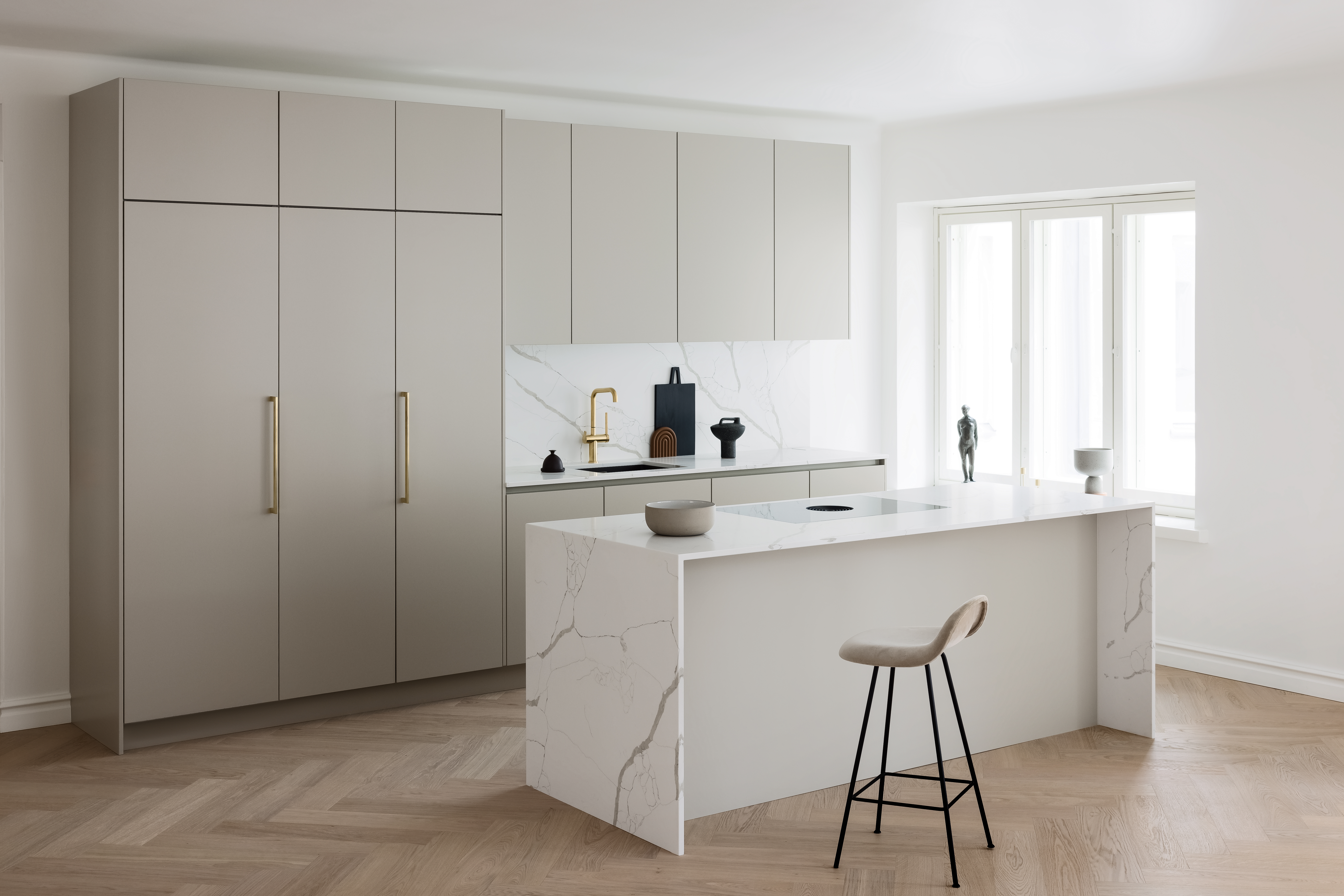 Blau maalattu hiekan sävyinen keittiö kvartsi tasolla