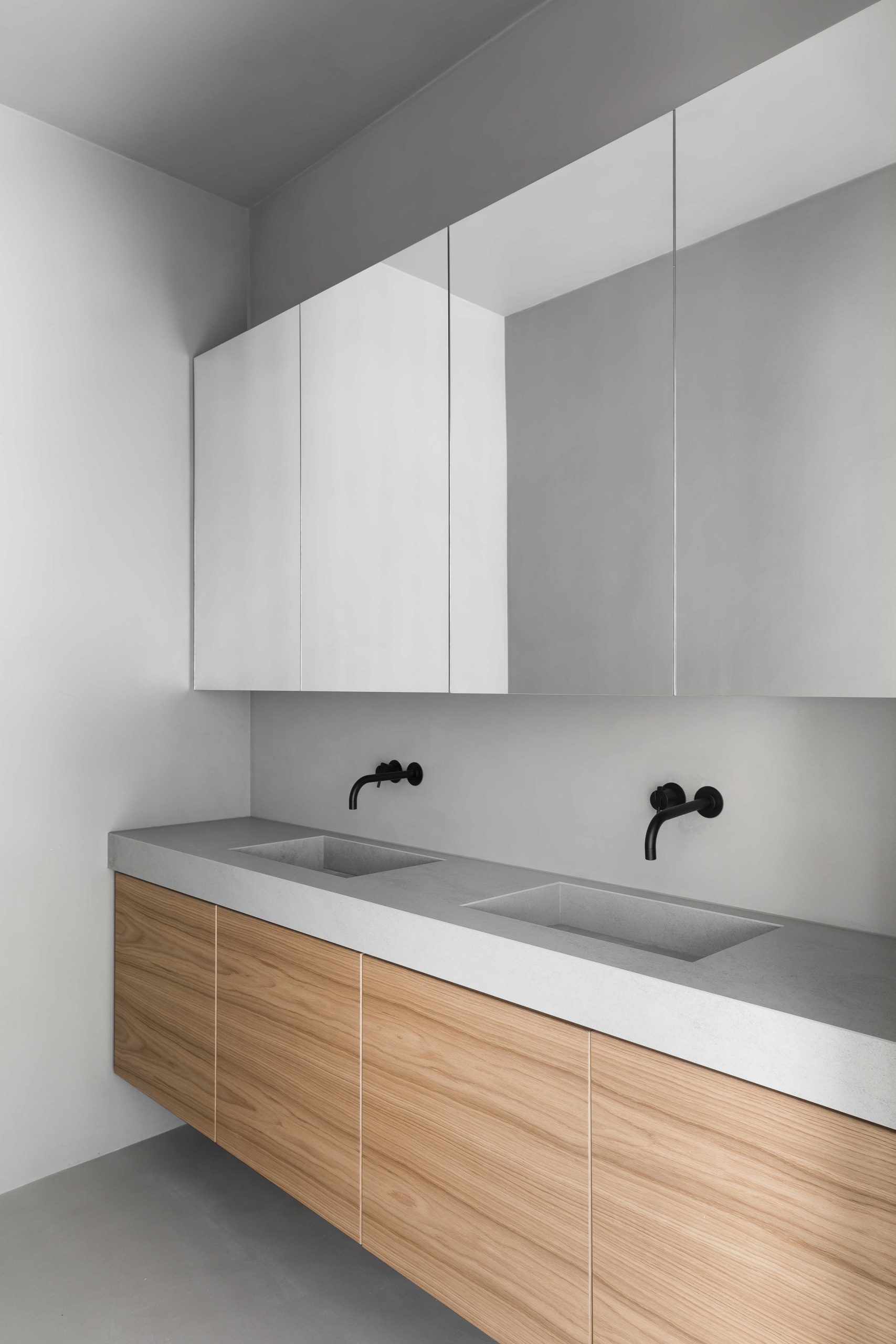 Blaun kylpyhuone tammiviilu allaskaluste mikrosementillä 2020 asuntomessujen Lumitiikeriin.
