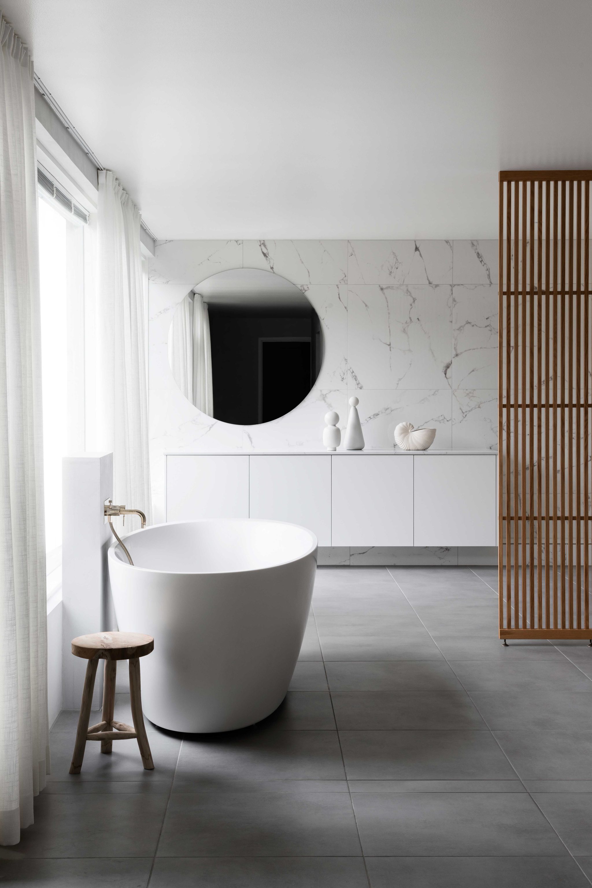 Blaun ja Laura SeppÃ¤sen suunnittelema skandinaavinen spa kylpyhuone marmorikuvioidulla laatalla ja messinkisillÃ¤ yksityiskohdilla
