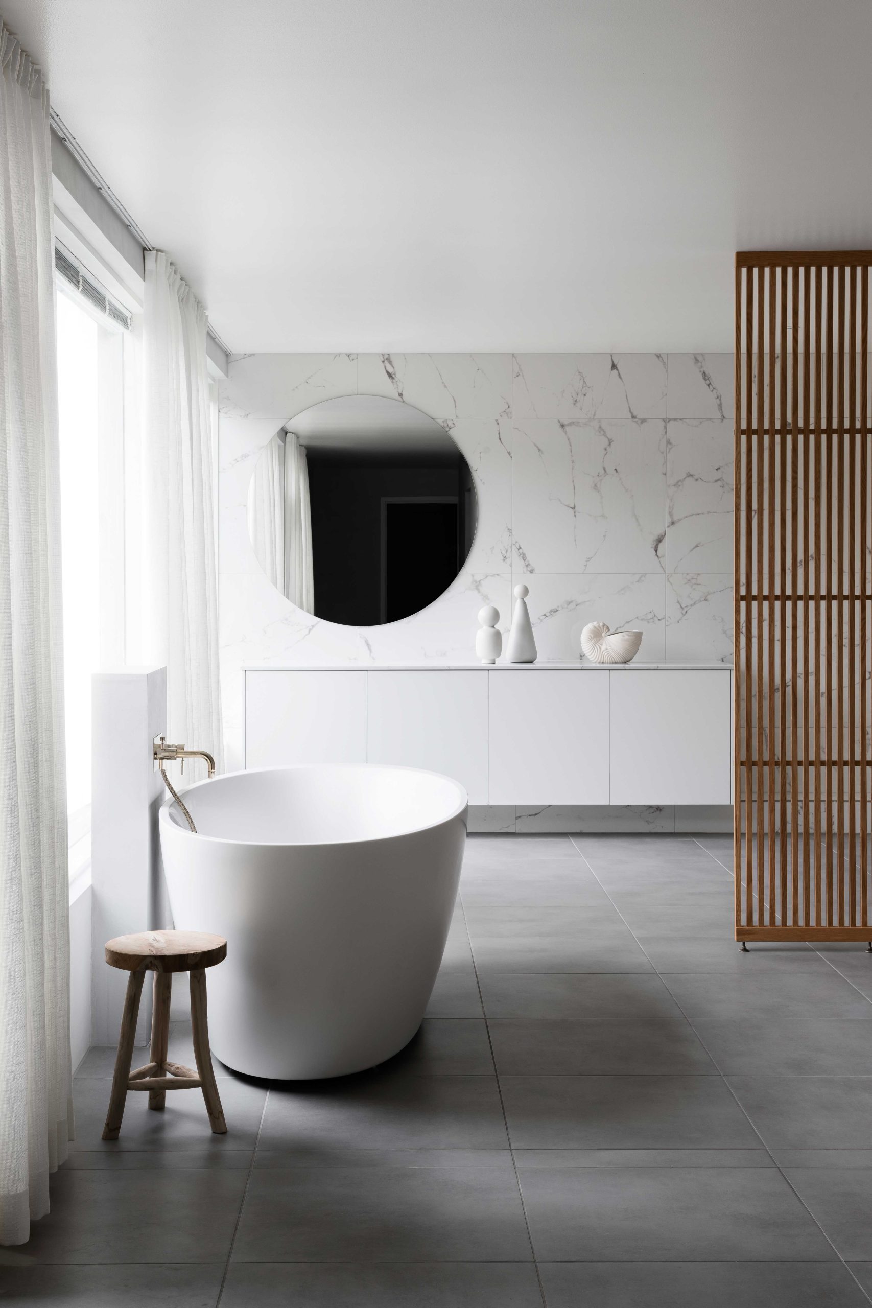 Blaun ja Laura Seppäsen suunnittelema skandinaavinen spa kylpyhuone marmorikuvioidulla laatalla ja messinkisillä yksityiskohdilla