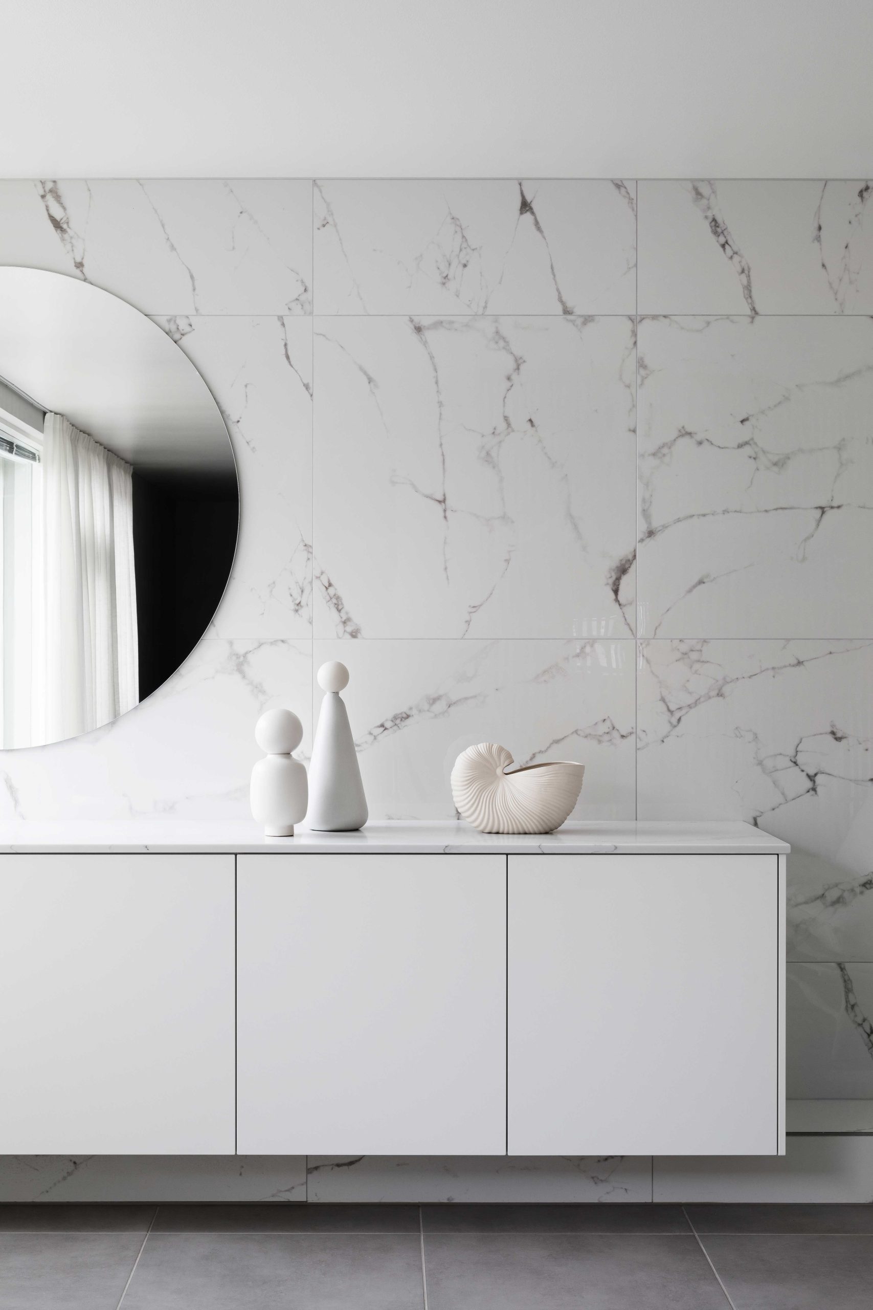 Blaun ja Laura Seppäsen suunnittelema skandinaavinen spa kylpyhuone marmorikuvioidulla laatalla ja leijuvalla tasolla