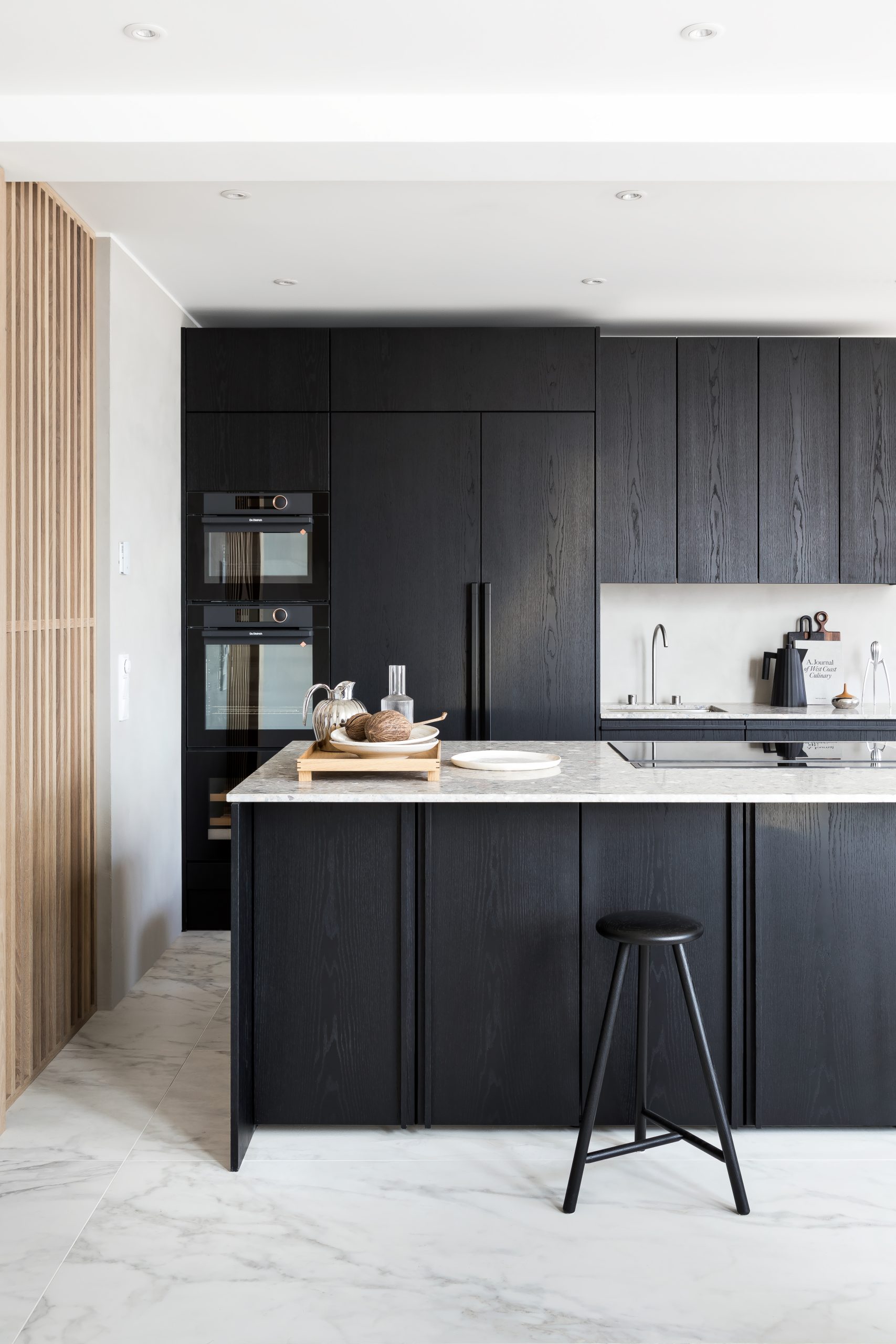 2020 asuntomessujen Lumitiikeri, Blaun toteuttama musta tammiviilu keittiö Volan hanalla ja terrazzotasolla.