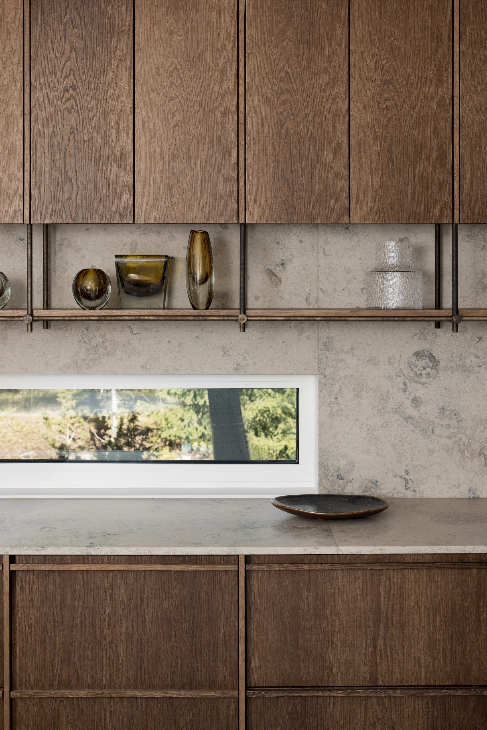 Blau keittiö tumma tammi Jura Grey kalkkikivitaso pronssiset avohyllyt