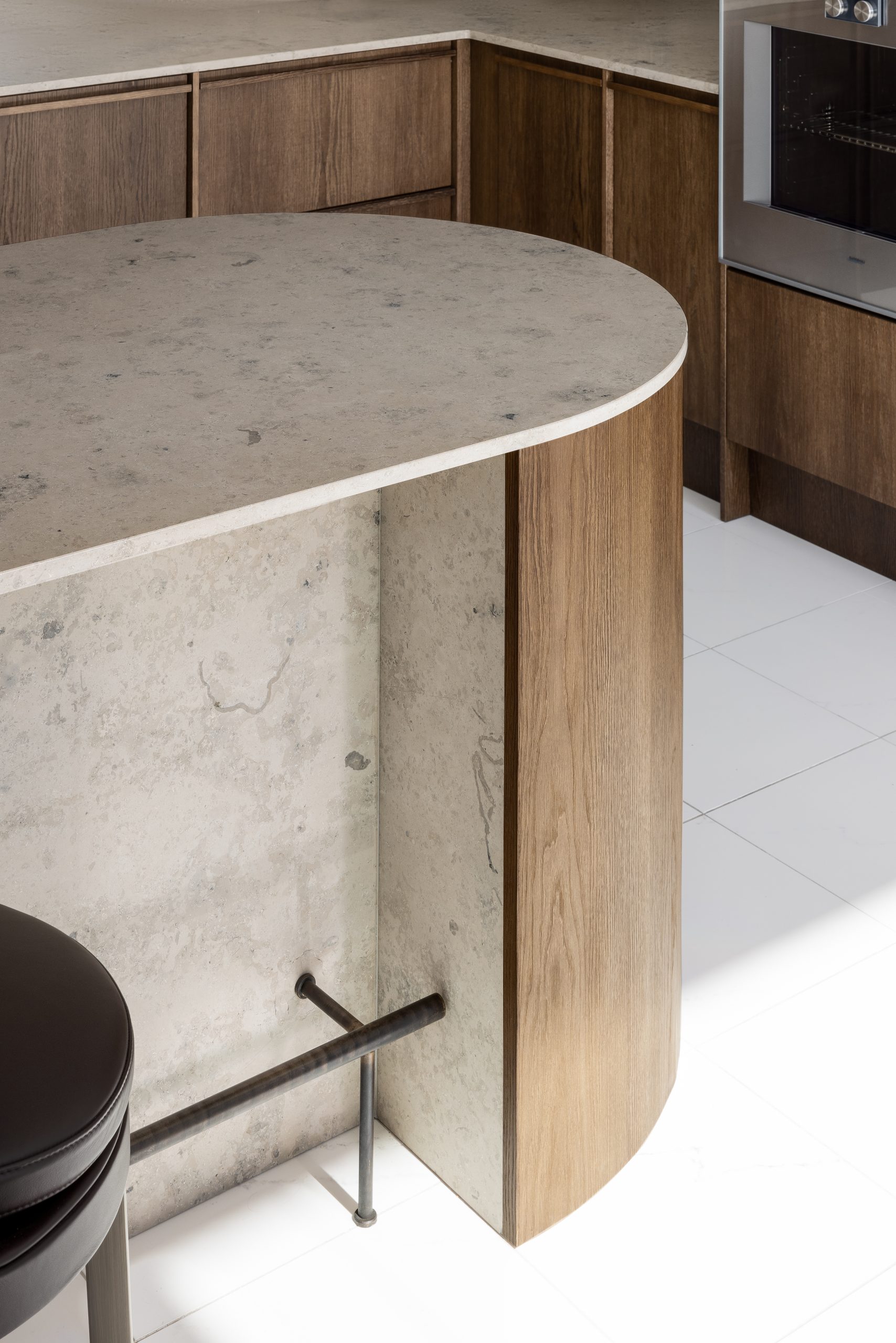 Blau keittiö tumma tammi Jura Grey kalkkikivitaso pyöristetty saareke