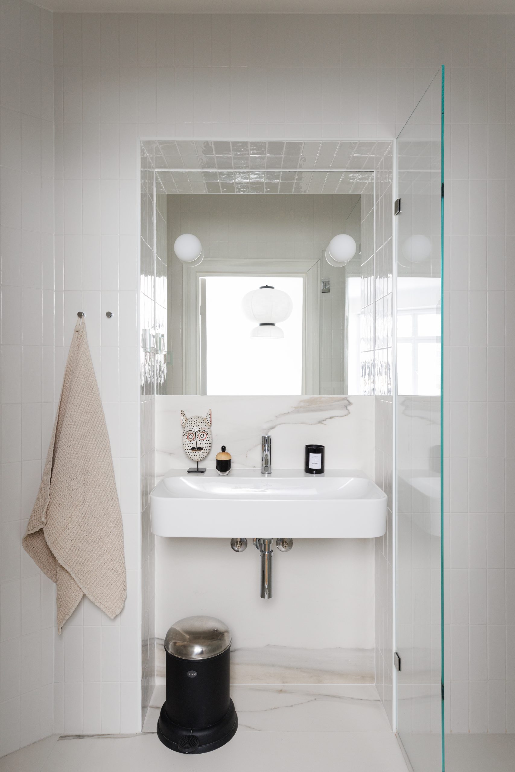 Blau valkoinen kylpyhuone Helsingissä allastaso ja peili