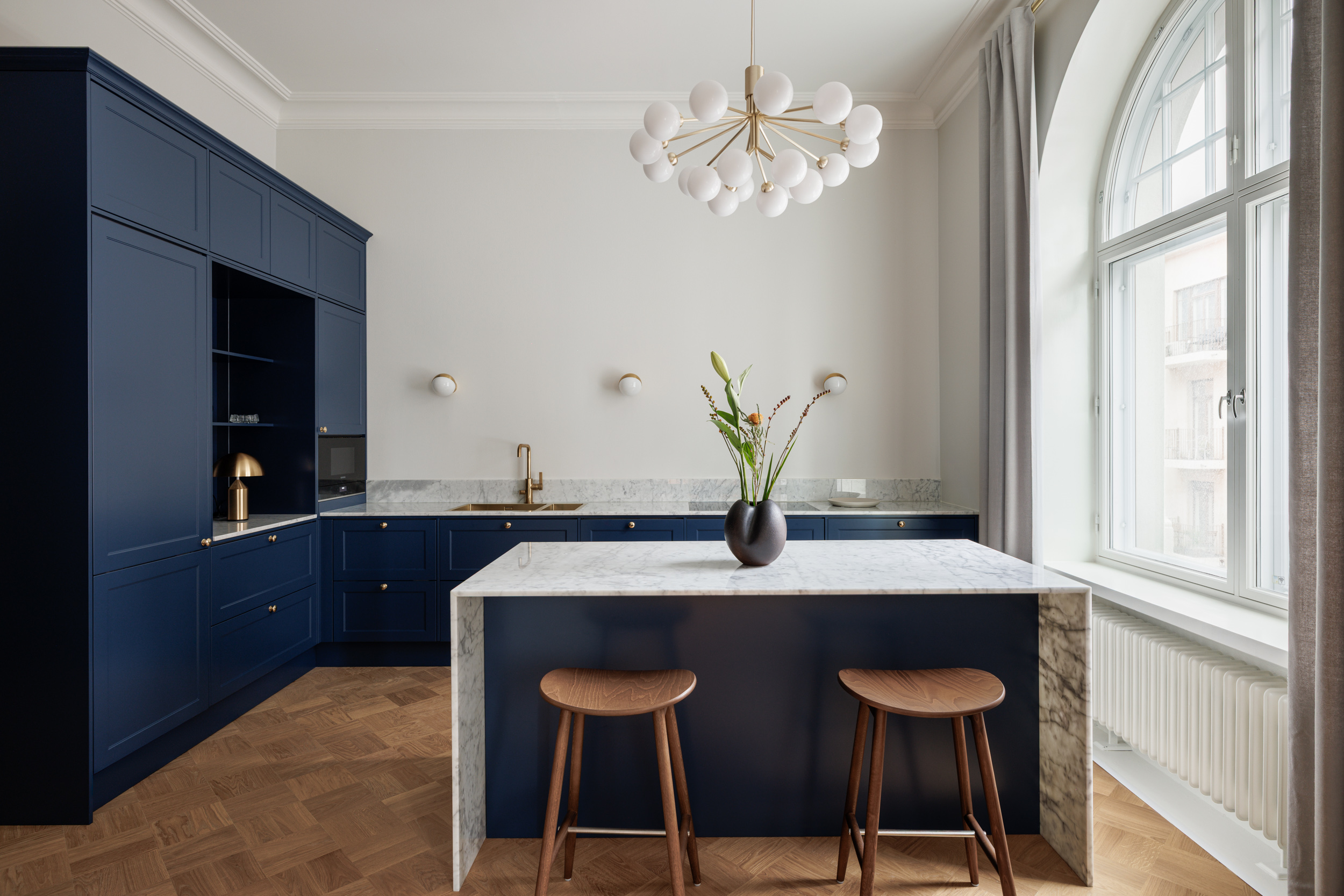 Blau Interior shaker-keittiö tummansininen kehysovi marmori tasolla