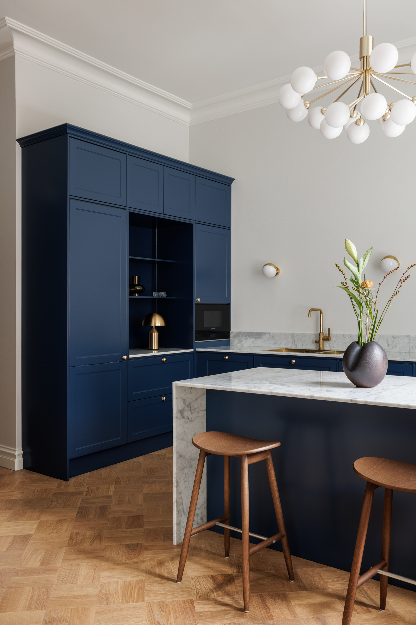 Blau Interior shaker-keittiö tummansininen kehysovi marmori tasolla
