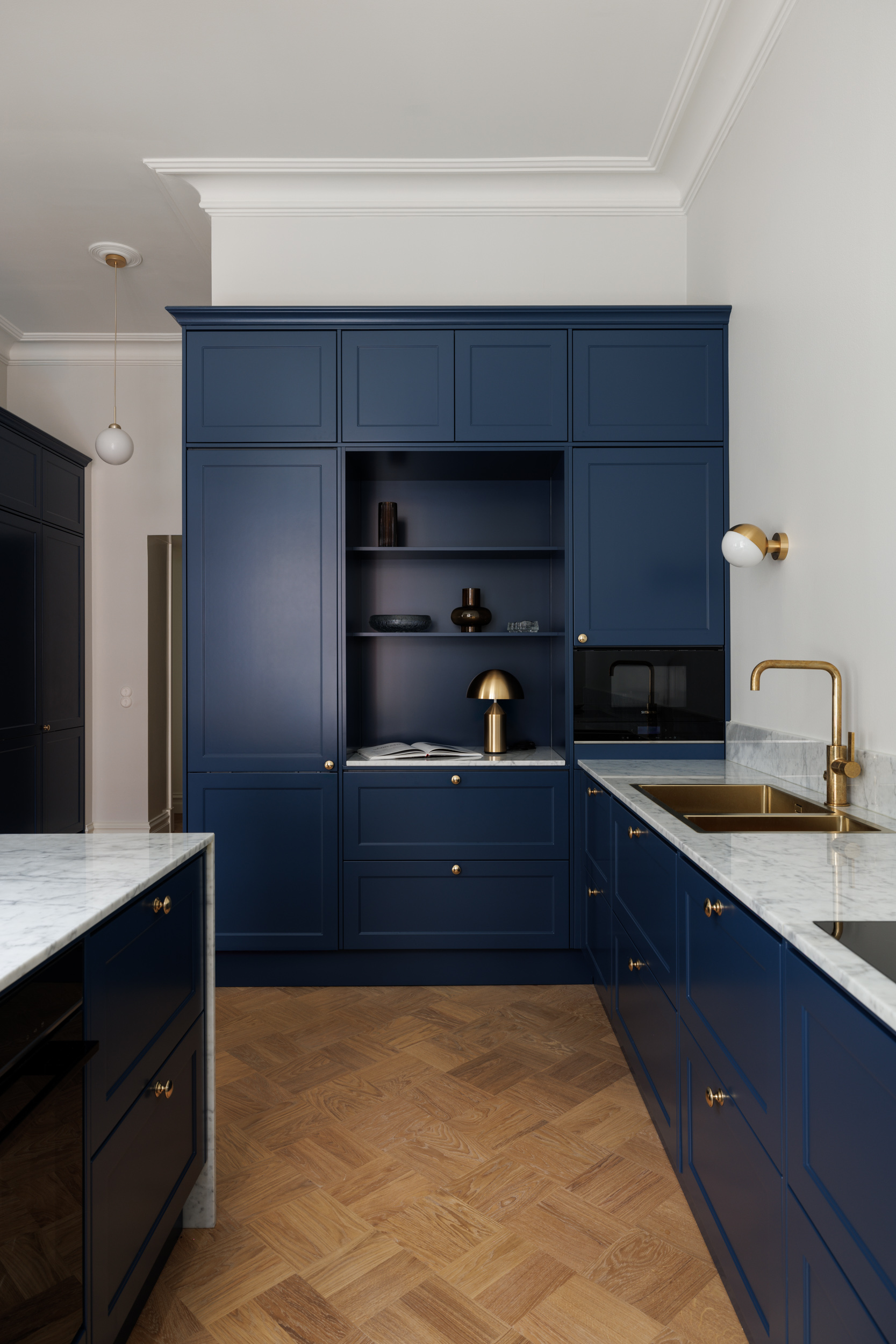 Blau Interior shaker-keittiö tummansininen kehysovi marmori tasolla