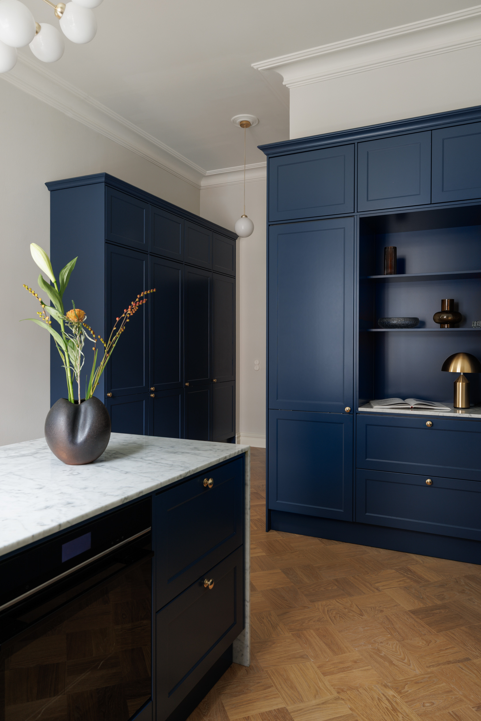 Blau Interior shaker-keittiö tummansininen kehysovi marmori tasolla
