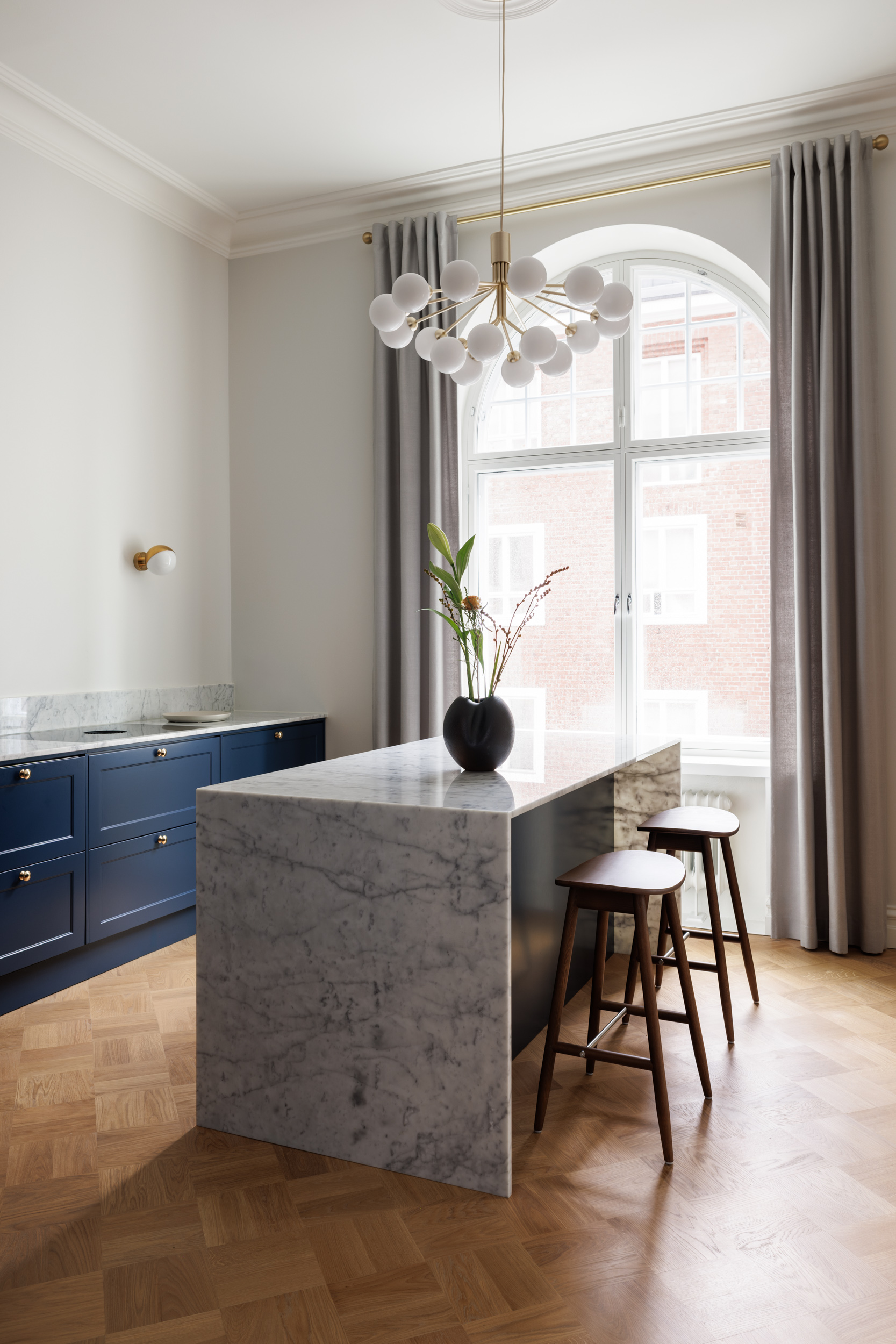 Blau Interior shaker-keittiö tummansininen kehysovi marmori tasolla