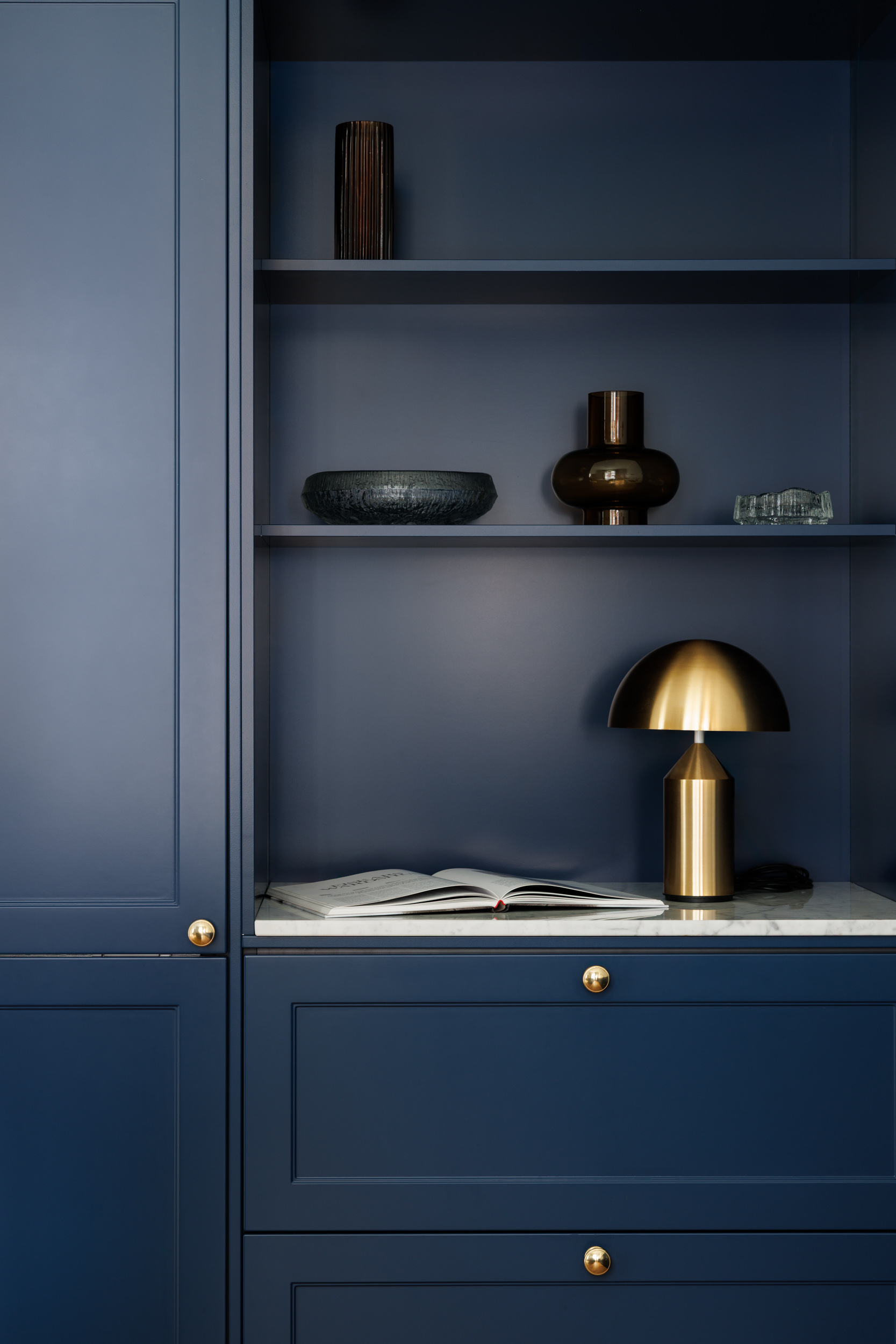 Blau Interior shaker-keittiö tummansininen kehysovi marmori tasolla