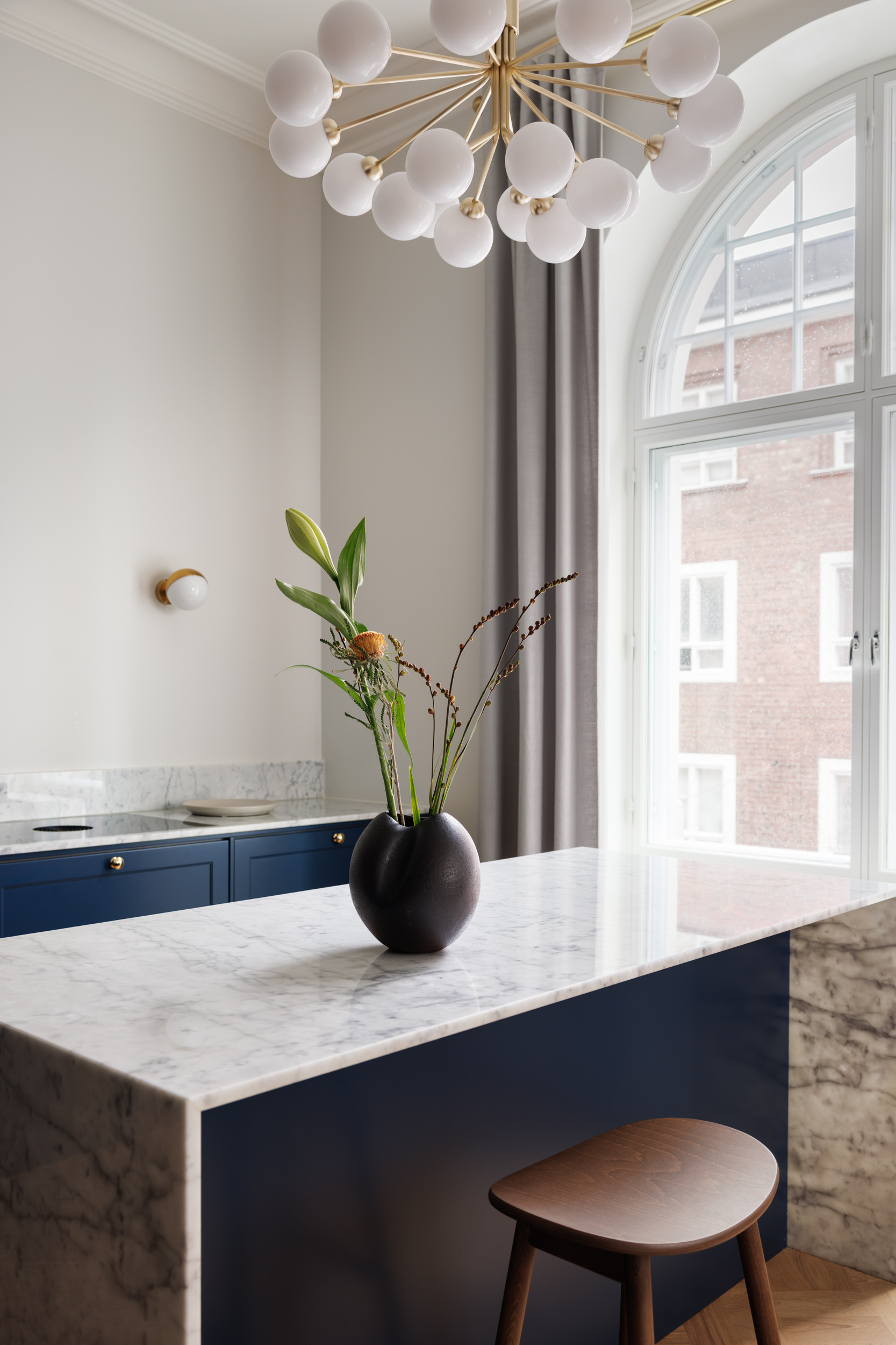 Blau Interior shaker-keittiö tummansininen kehysovi marmori tasolla