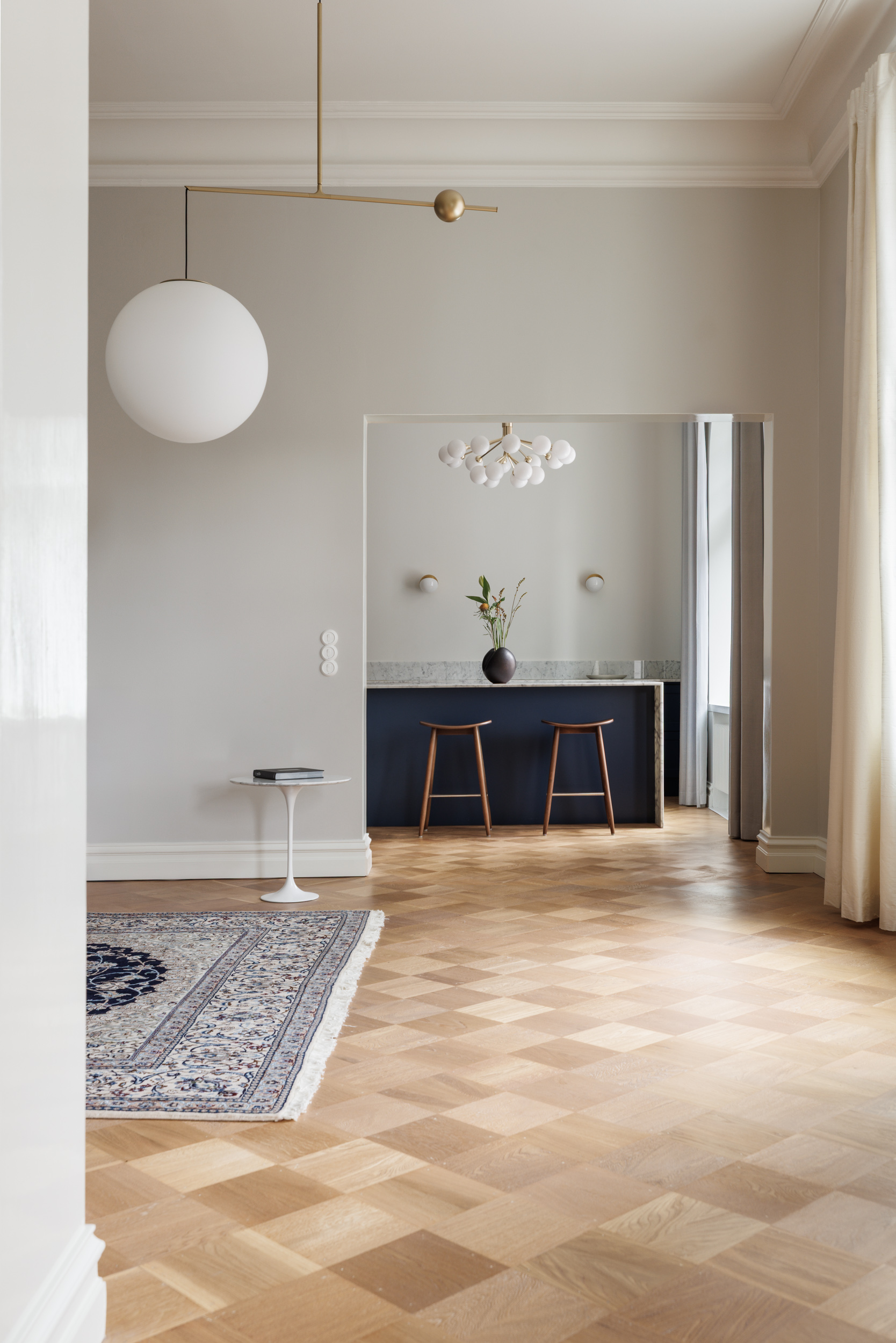 Blau Interior shaker-keittiö tummansininen kehysovi marmori tasolla